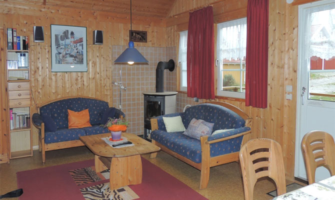 Wohnzimmer mit alter Sitzgruppe, Kaminofen nicht mehr vorhanden